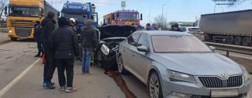 Тройное ДТП на выезде из Одессы: столкнулись фура и легковые авто